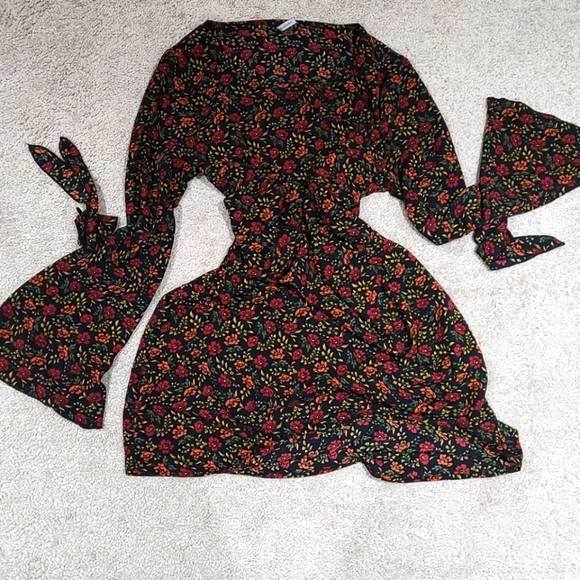 Amanda Green Dresses & Skirts - 3/$20 Bell-sleeved dress